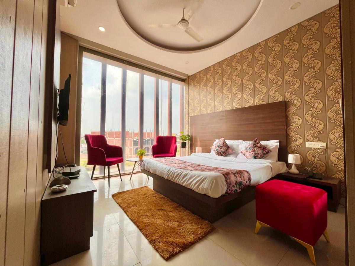 Hotel Pearl Grand, Zirakpur - Top Rated & Most Awarded Property In Tricity Chandīgarh Dış mekan fotoğraf